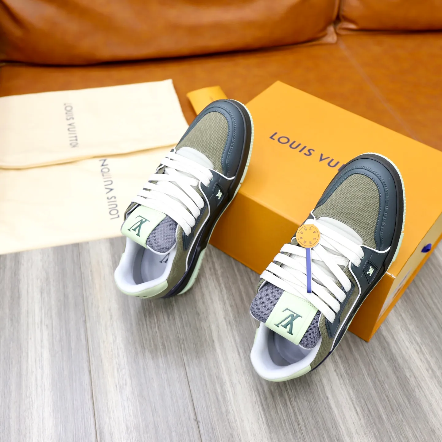 Ex-factory price: 780💰Original development, quality shipping, welcome to compare ❥❥❥❥❥❥LV sneaker series LV Trainer Maxi sneakers introduce the loose silhouette of the ready-to-wear series into the LV Trainer sneaker design written by Virgil Abloh, making an eye-catching appearance in the spring and summer men's wear shows. The cow leather upper is combined with rough fabric laces, and colorful beading highlights the brand's classic elements. LV letters mark the tongue and Monogram floral outsole. Mixed materials Made of first-layer cowhide, wrapped in imported custom-printed denim, thick shoelace design, large Monogram print on the side, "lv 54" badges on the tongue and heel, rubber outsole decorated with Monogram flowers, mesh lining and cotton feet, the comfort is as extreme as ever, premium heritage, quality first, worth owning! Size: 35-40 for women, 39-44 for men (custom-made sizes 38 and 45 are non-refundable)
